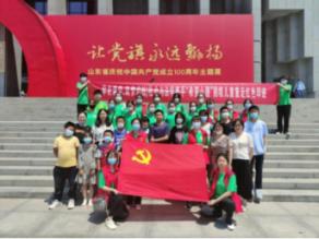 多人自驾返乡突遇大雪被困,附近村民热情邀请到家中吃饭